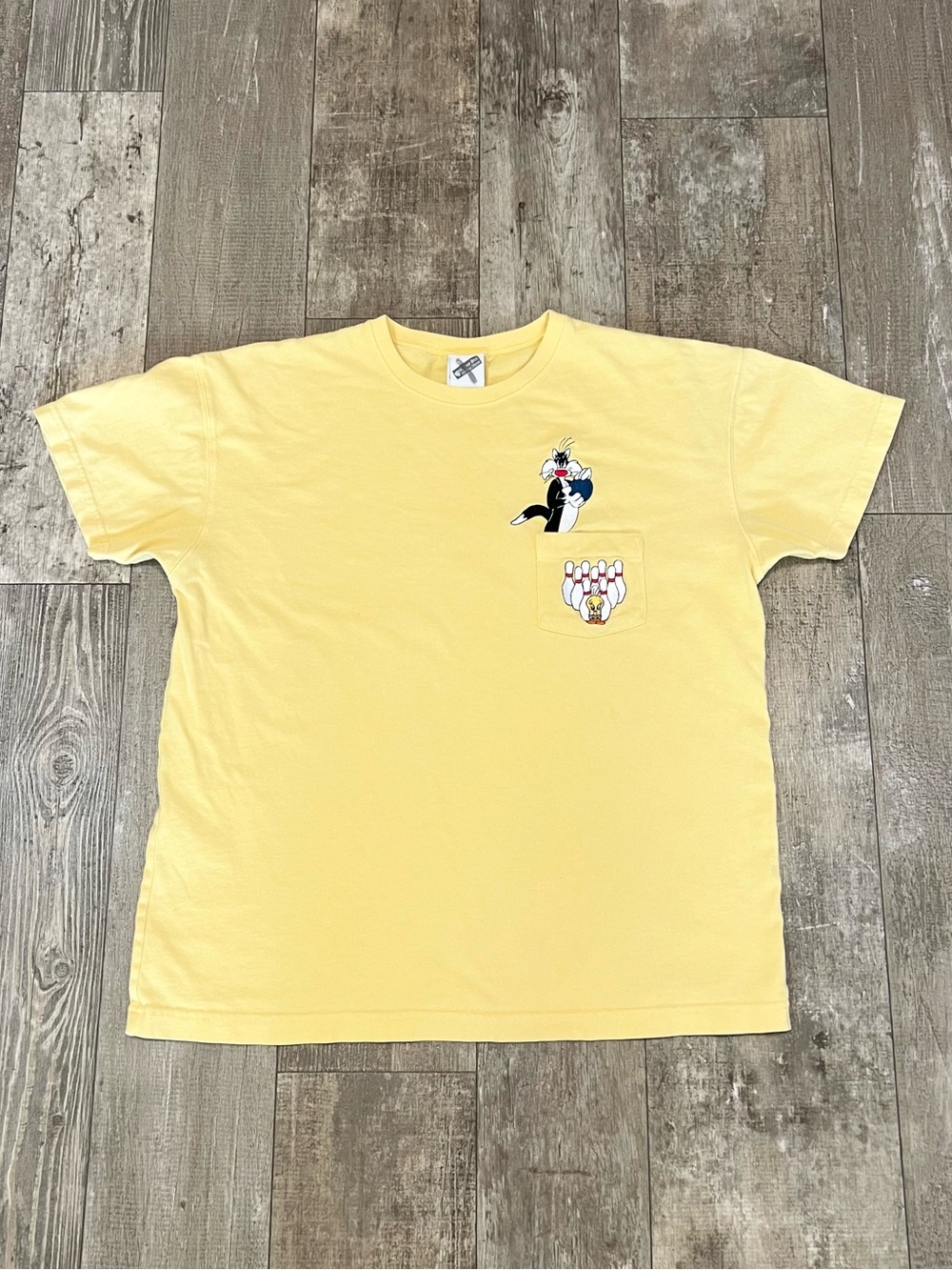 LOONEY TUNES Vintage Y2K Tweety & Sylvester Bowling Pocket Tee Mens M Yellow